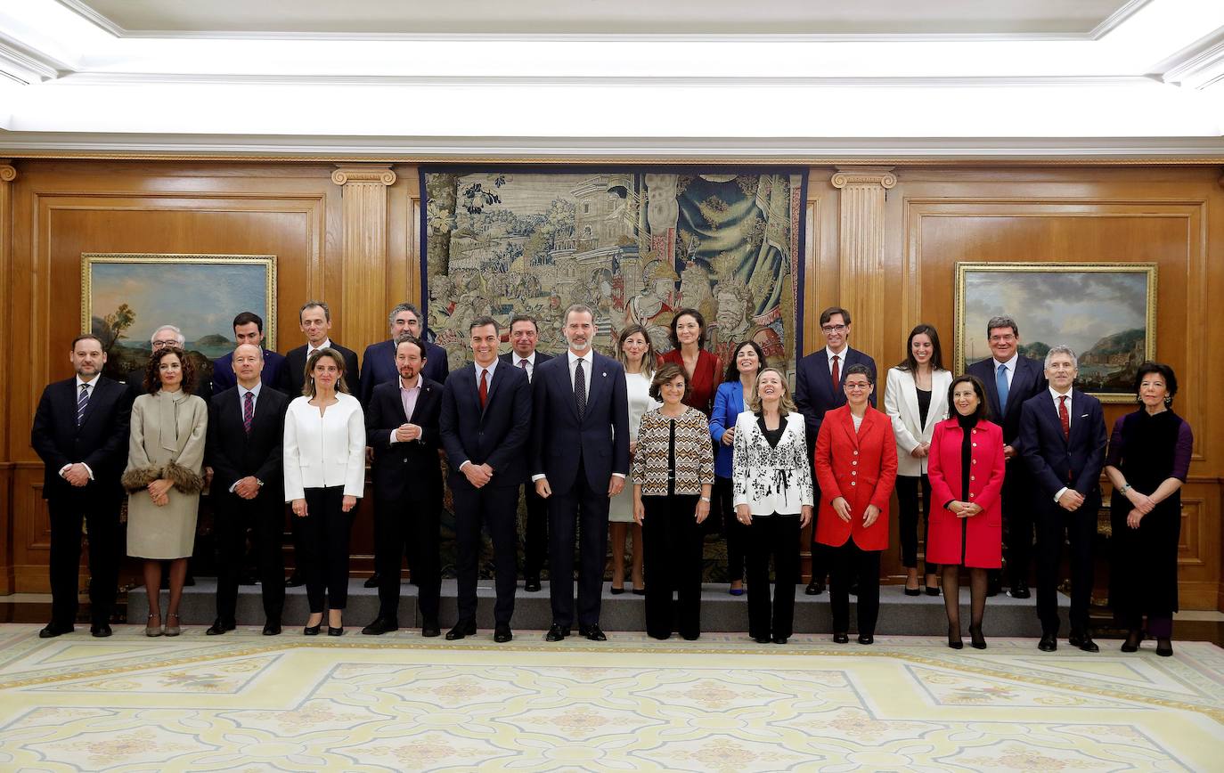 Foto de familia del nuevo consejo de ministros del Gobierno junto al rey Felipe VI.