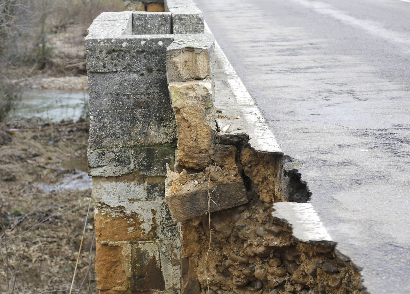 El puente de la localidad palentina de Saldaña ha sufrido graves desperfectos tras derrumbarse parte de su estructura. 