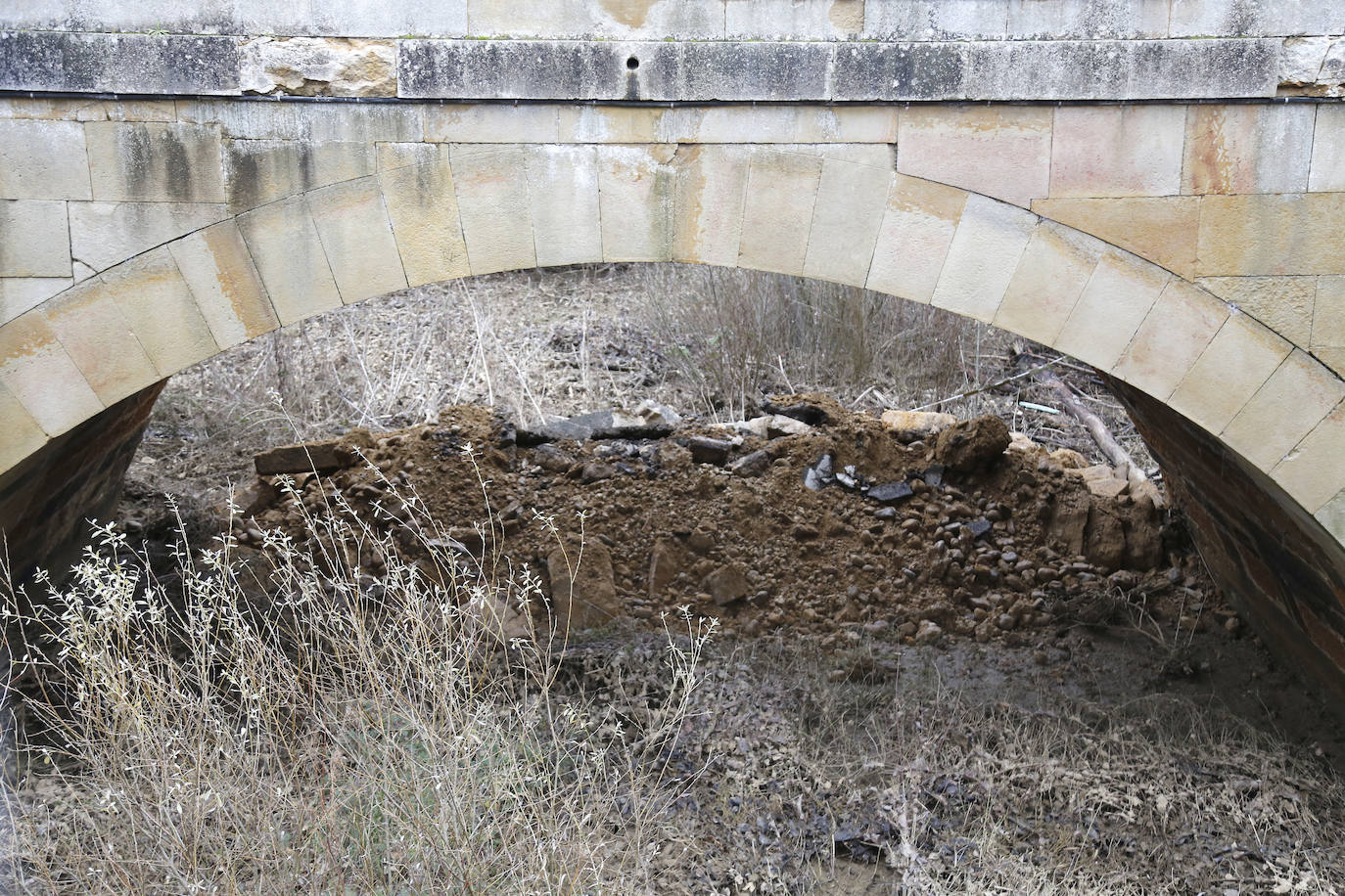 El puente de la localidad palentina de Saldaña ha sufrido graves desperfectos tras derrumbarse parte de su estructura. 