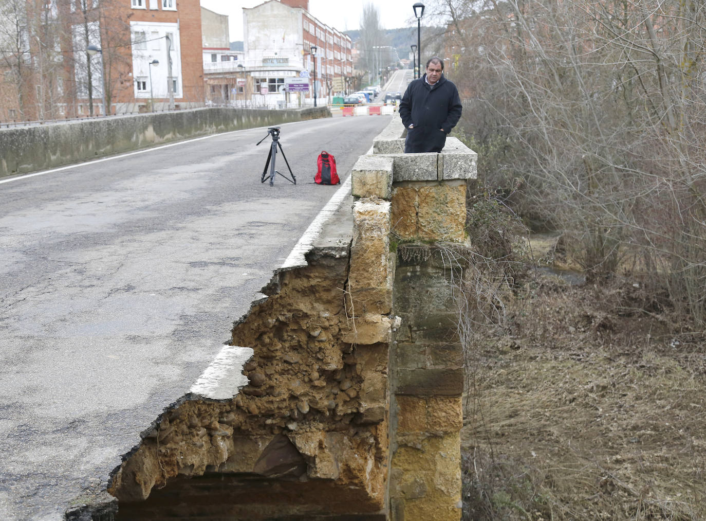 El puente de la localidad palentina de Saldaña ha sufrido graves desperfectos tras derrumbarse parte de su estructura. 