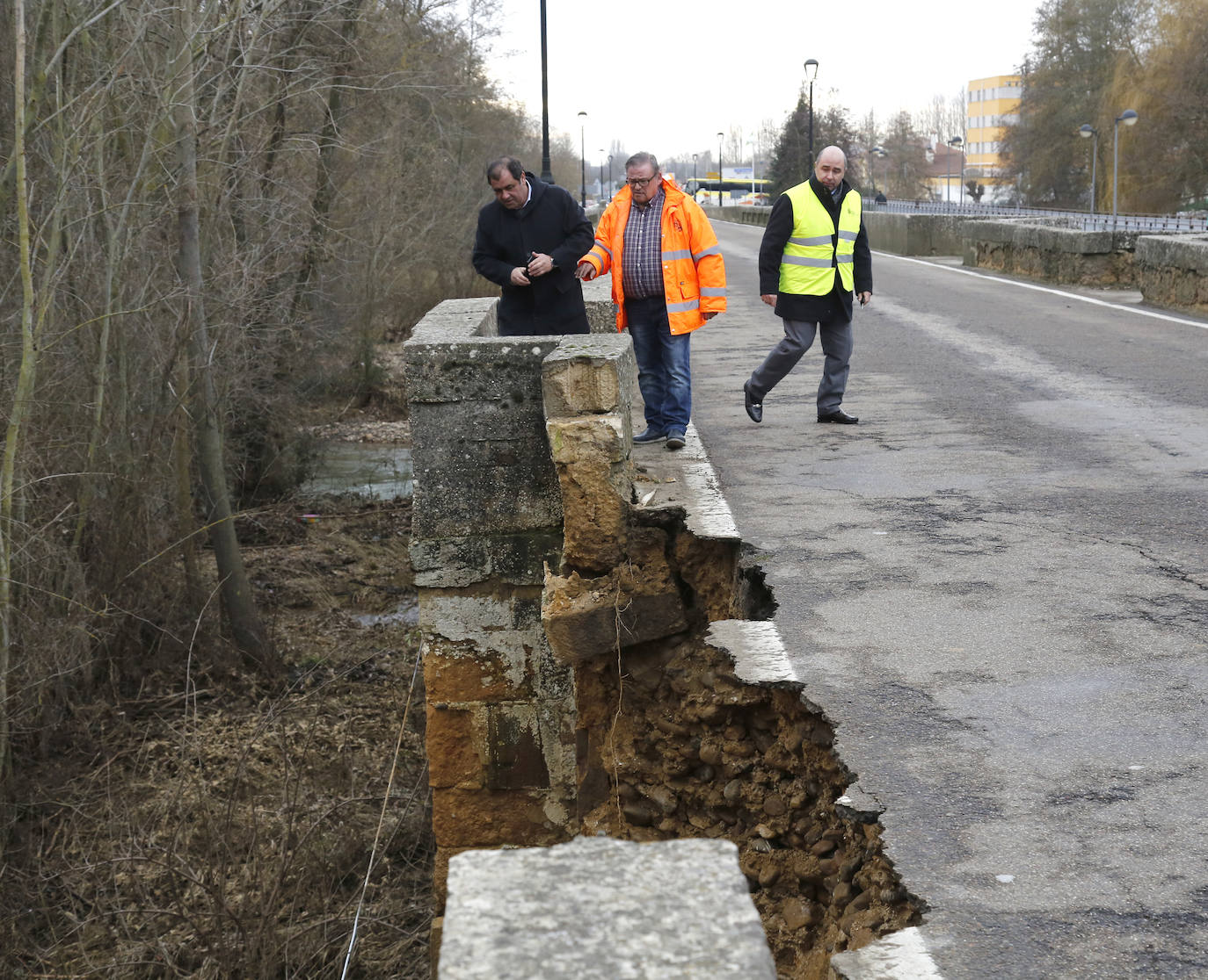 El puente de la localidad palentina de Saldaña ha sufrido graves desperfectos tras derrumbarse parte de su estructura. 