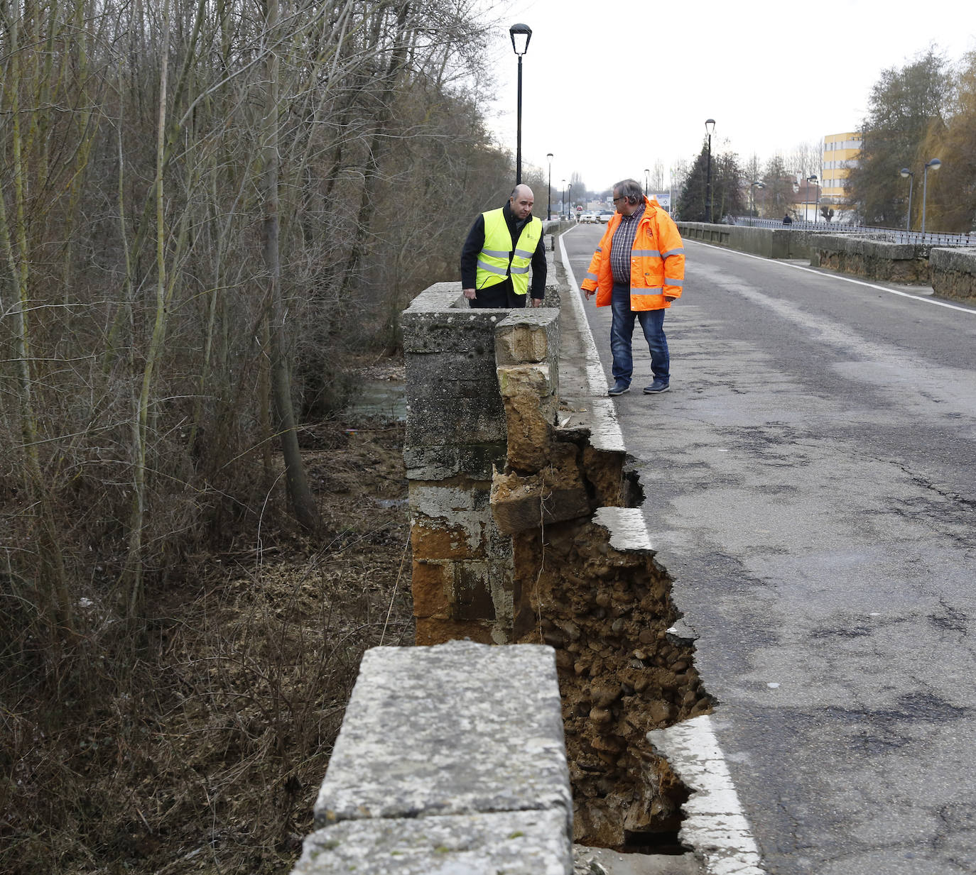 El puente de la localidad palentina de Saldaña ha sufrido graves desperfectos tras derrumbarse parte de su estructura. 