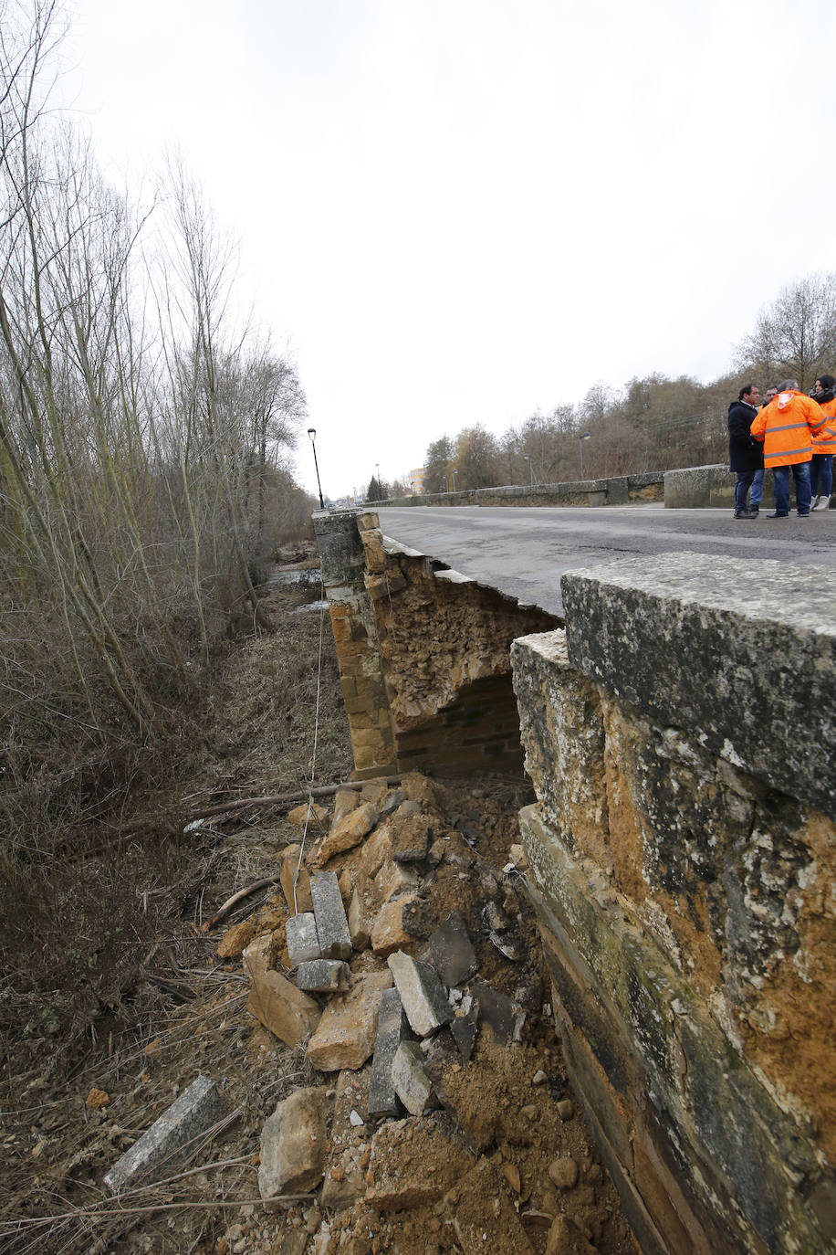 El puente de la localidad palentina de Saldaña ha sufrido graves desperfectos tras derrumbarse parte de su estructura. 