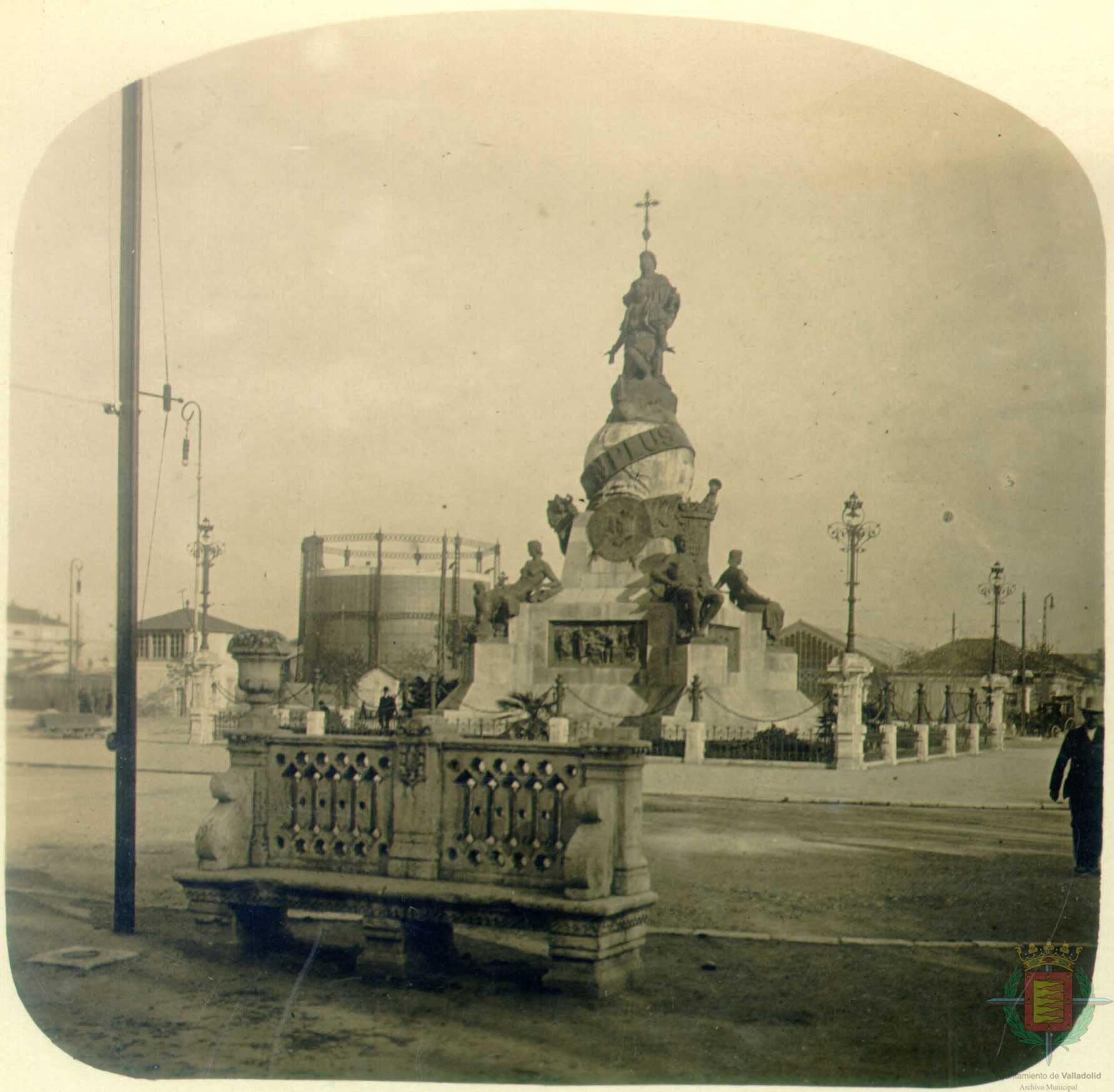 El monumento, de estructura piramidal, presenta en la base cuatro relieves con escenas de la vida del descubridor: explicando su proyecto a los frailes de la Rábida, la salida de Palos de la Frontera, la llegada a América y la recepción de los Reyes tras el descubrimiento.