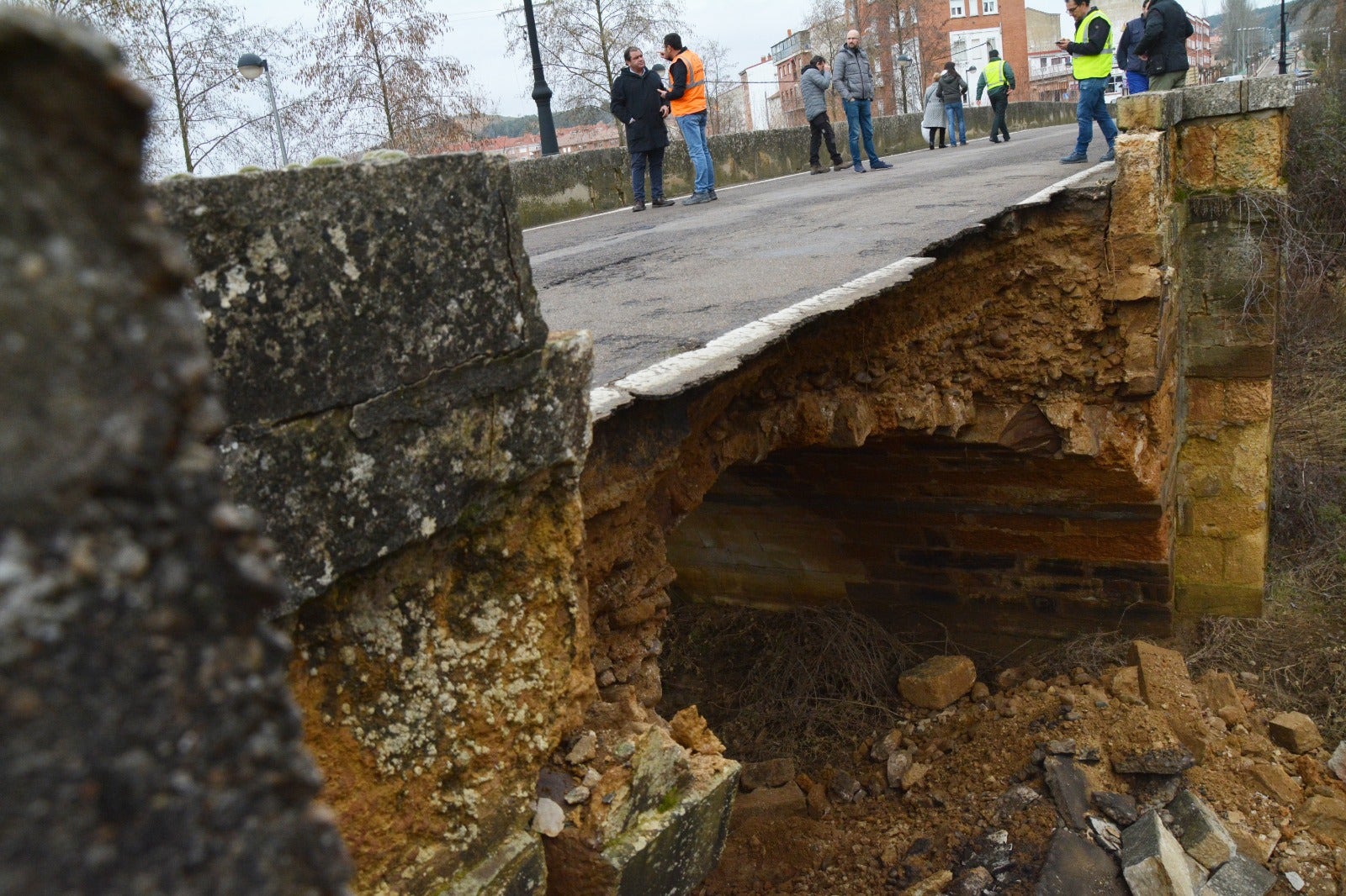 El puente de la localidad palentina de Saldaña ha sufrido graves desperfectos tras derrumbarse parte de su estructura. 