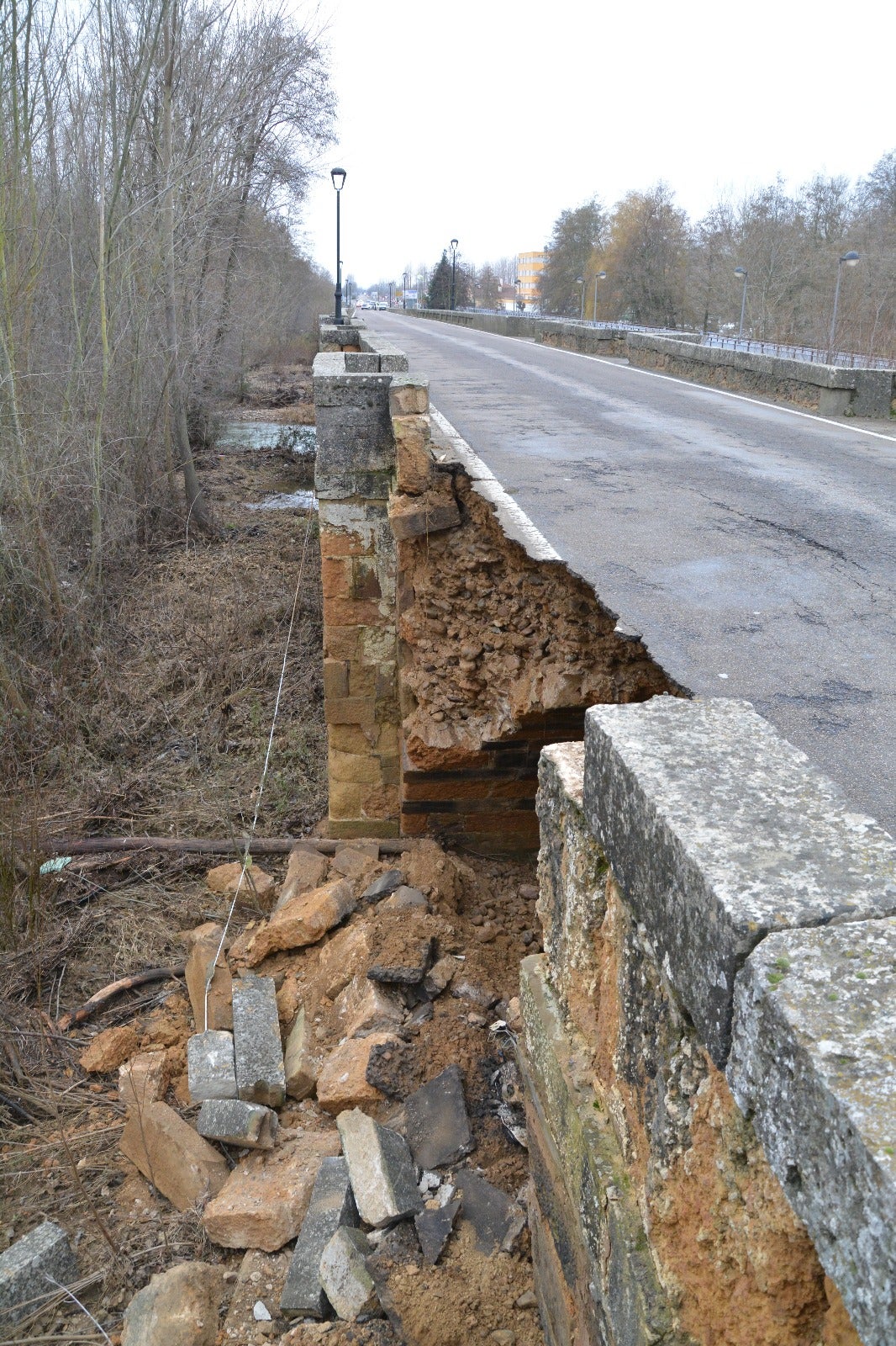 El puente de la localidad palentina de Saldaña ha sufrido graves desperfectos tras derrumbarse parte de su estructura. 