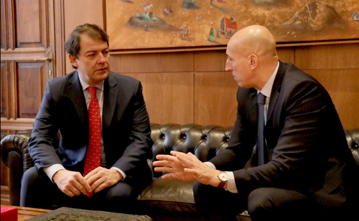 Mañueco atiende a José Antonio Diez durante su reunión.