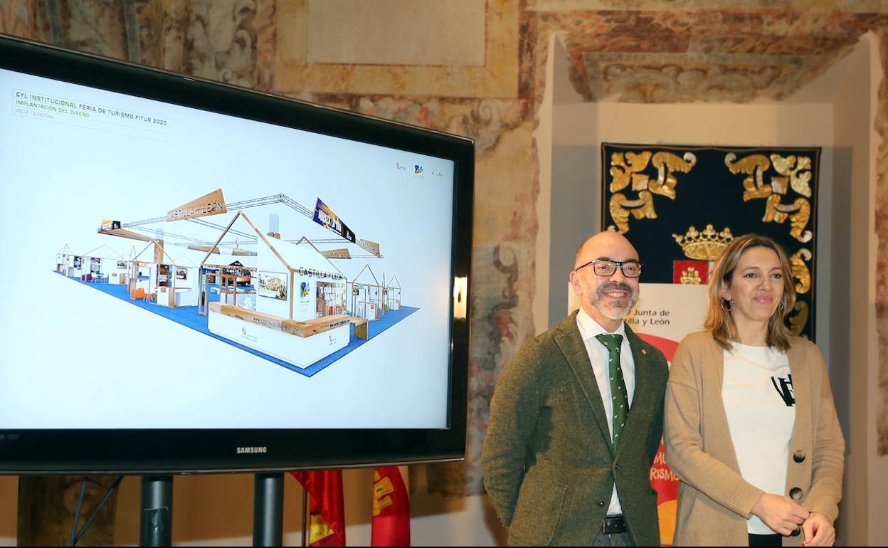 El consejero de Cultura y Turismo, junto a la directora general de Turismo. 