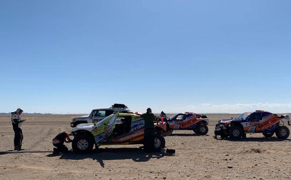 Los tres vehículos del equipo GPR Sport parados con problemas mecánicos en mitad del desierto tras los primeros cuatro kilómetros de la primera etapa del Dakar 2020