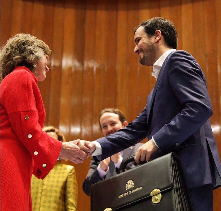 Alberto Garzón recibiendo su cartera de Consumo.