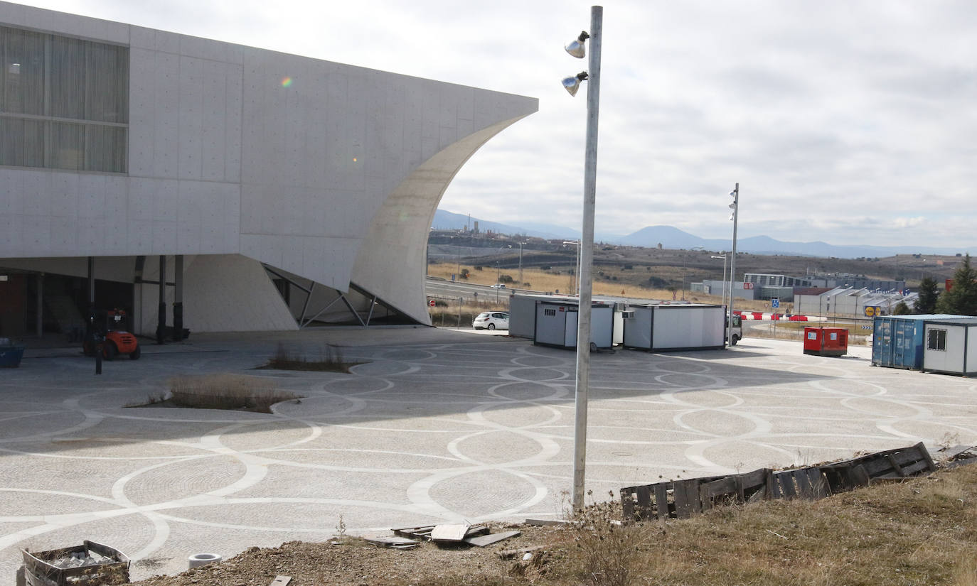 Exterior del edificio del CAT con varias casetas de obra cerca de su entrada.