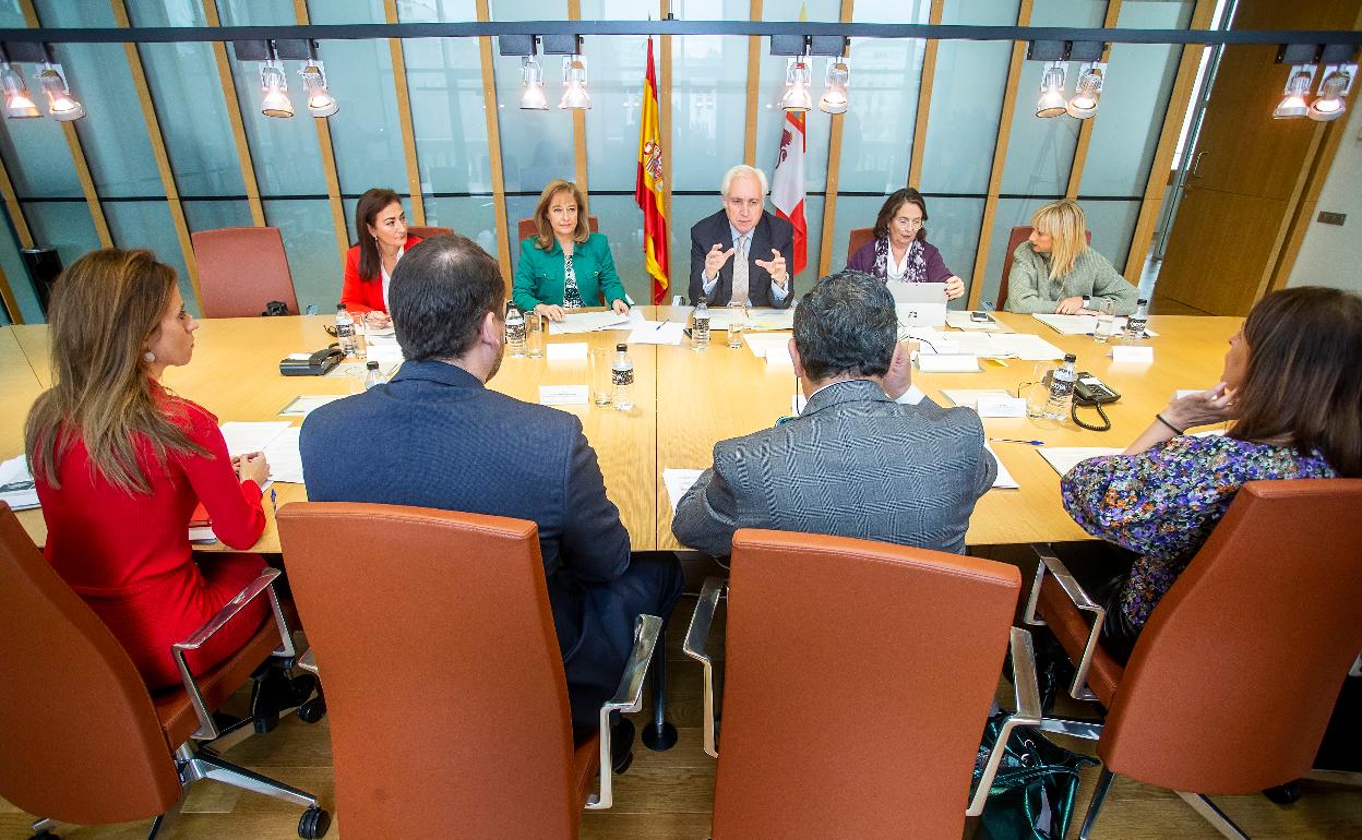 Un momento de la reunión de la comisión mixta de los jueces y la abogacía en el TSJ. 