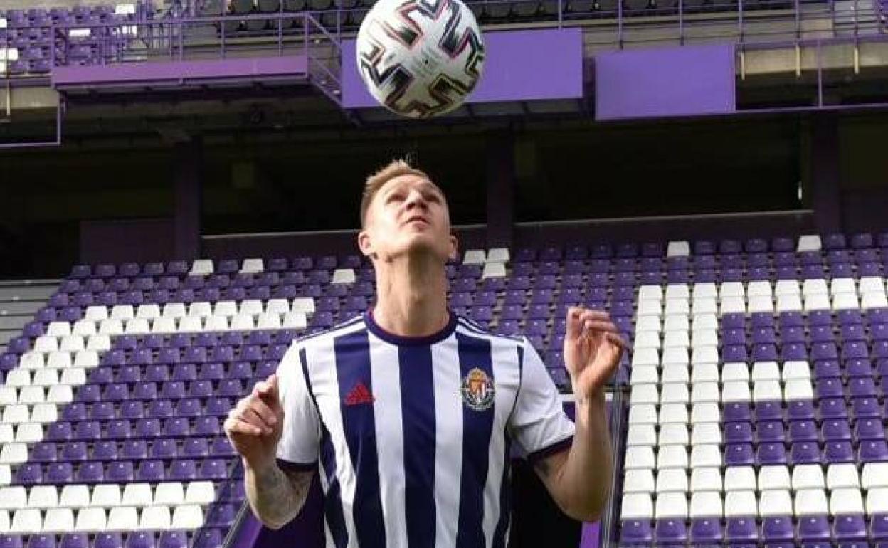 Raúl García Carnero, esta mañana durante su presentación oficial como jugador del Real Valladolid. 