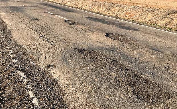 Estado actual de la carretera VA-610 que une las localidades de Castronuño y Pollos. 