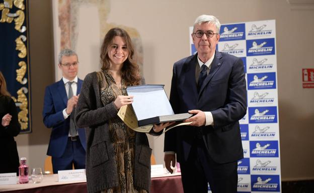 Diana Victoria Álvarez, con Jesús Pisano, director de la Escuela de Ingenierías Industriales. 