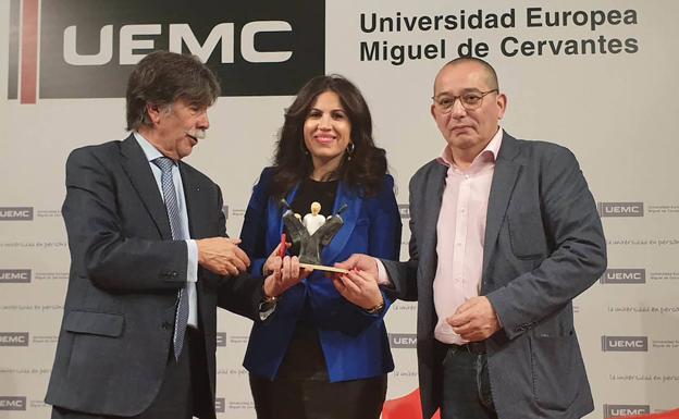 Javier Urra, junto a la rectora de la UEMC, Imelda Rodríguez, y el presidente de Ajupareva, Ángel Aranzana. 