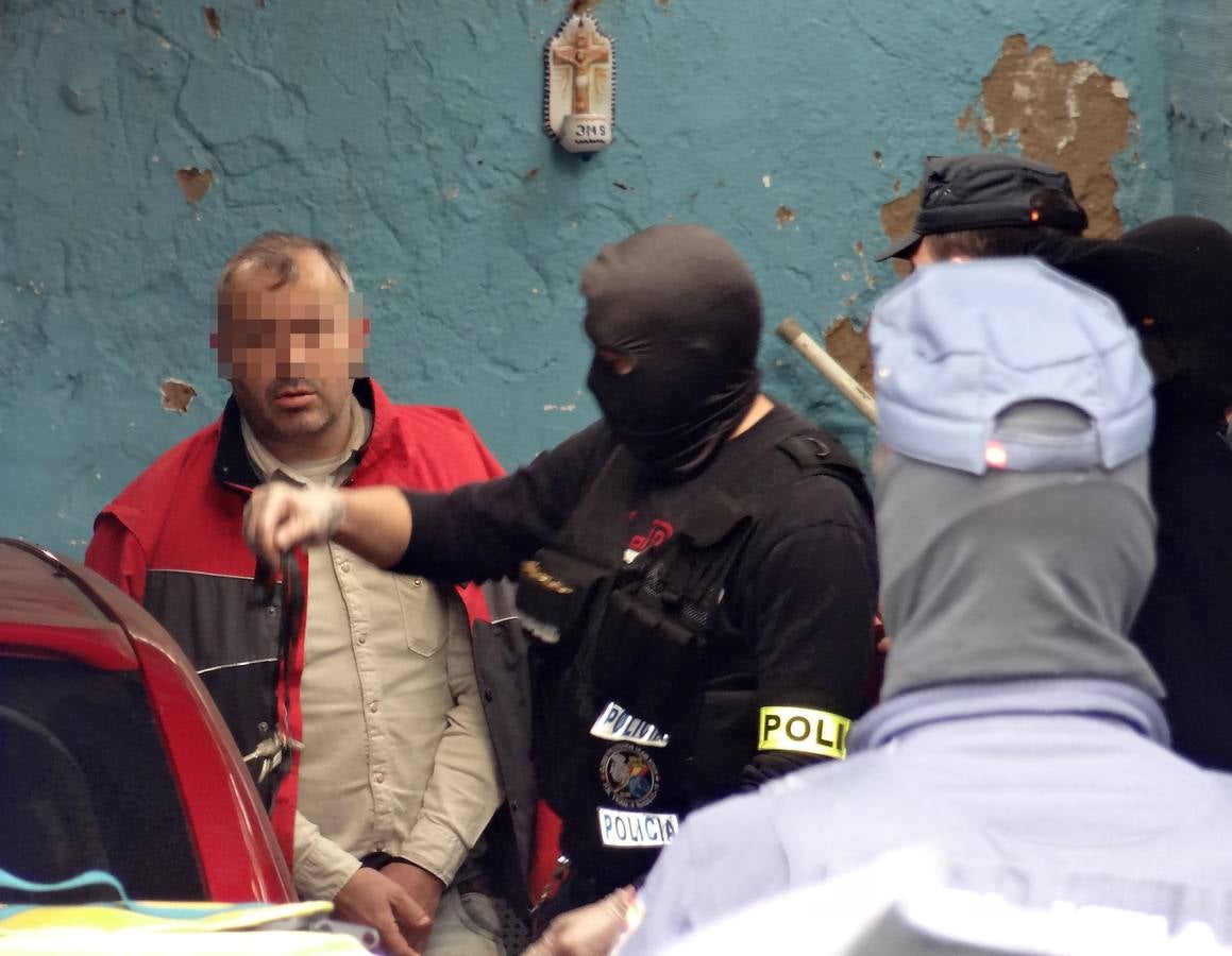 La labor conjunta de la Policía Nacional y la Guardia Civil ha llevado a los agentes a detener a seis sospechos y a relizar hasta cinco registros simultáneos tanto en la capital como en tres pueblos de la provincia