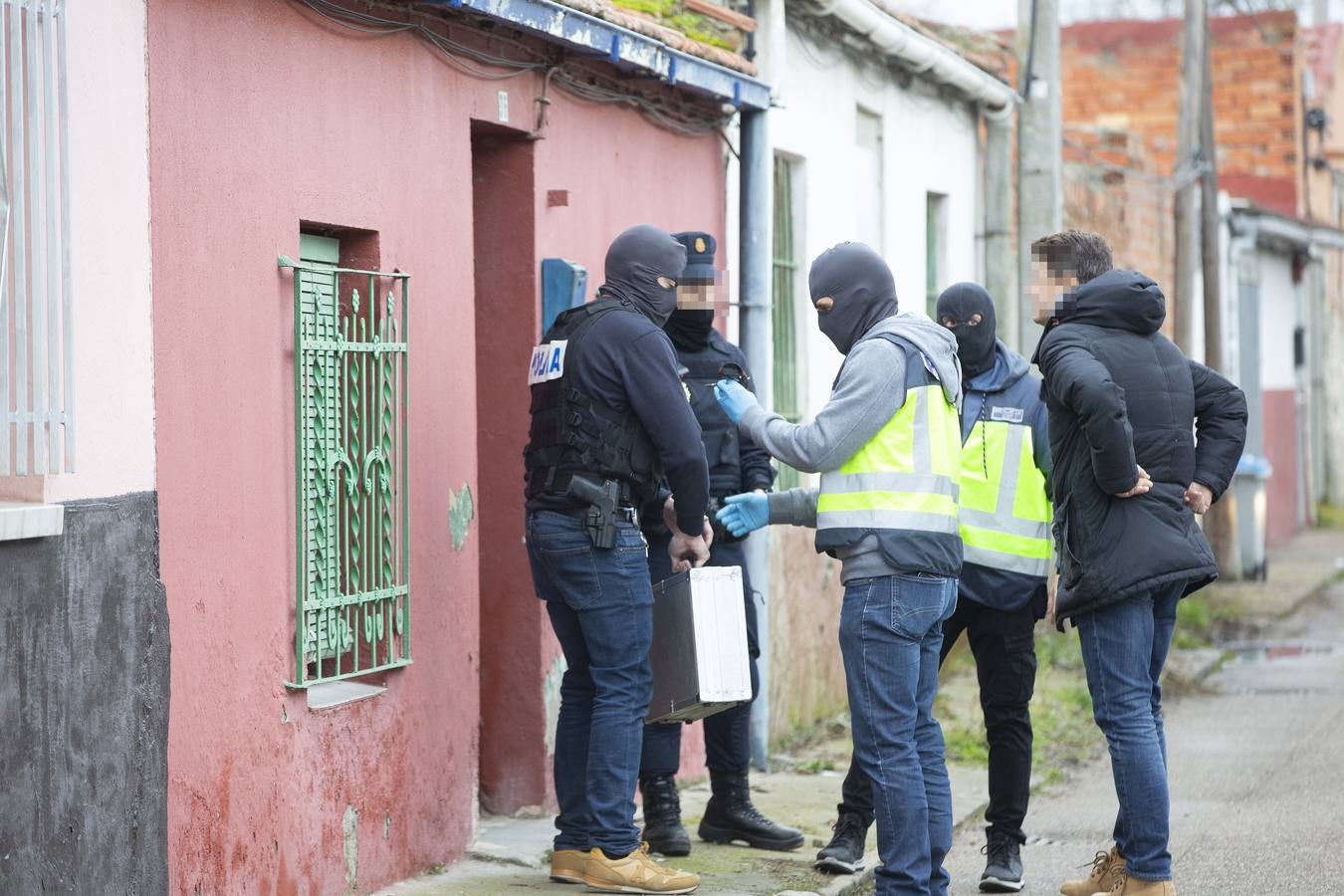 La labor conjunta de la Policía Nacional y la Guardia Civil ha llevado a los agentes a detener a seis sospechos y a relizar hasta cinco registros simultáneos tanto en la capital como en tres pueblos de la provincia