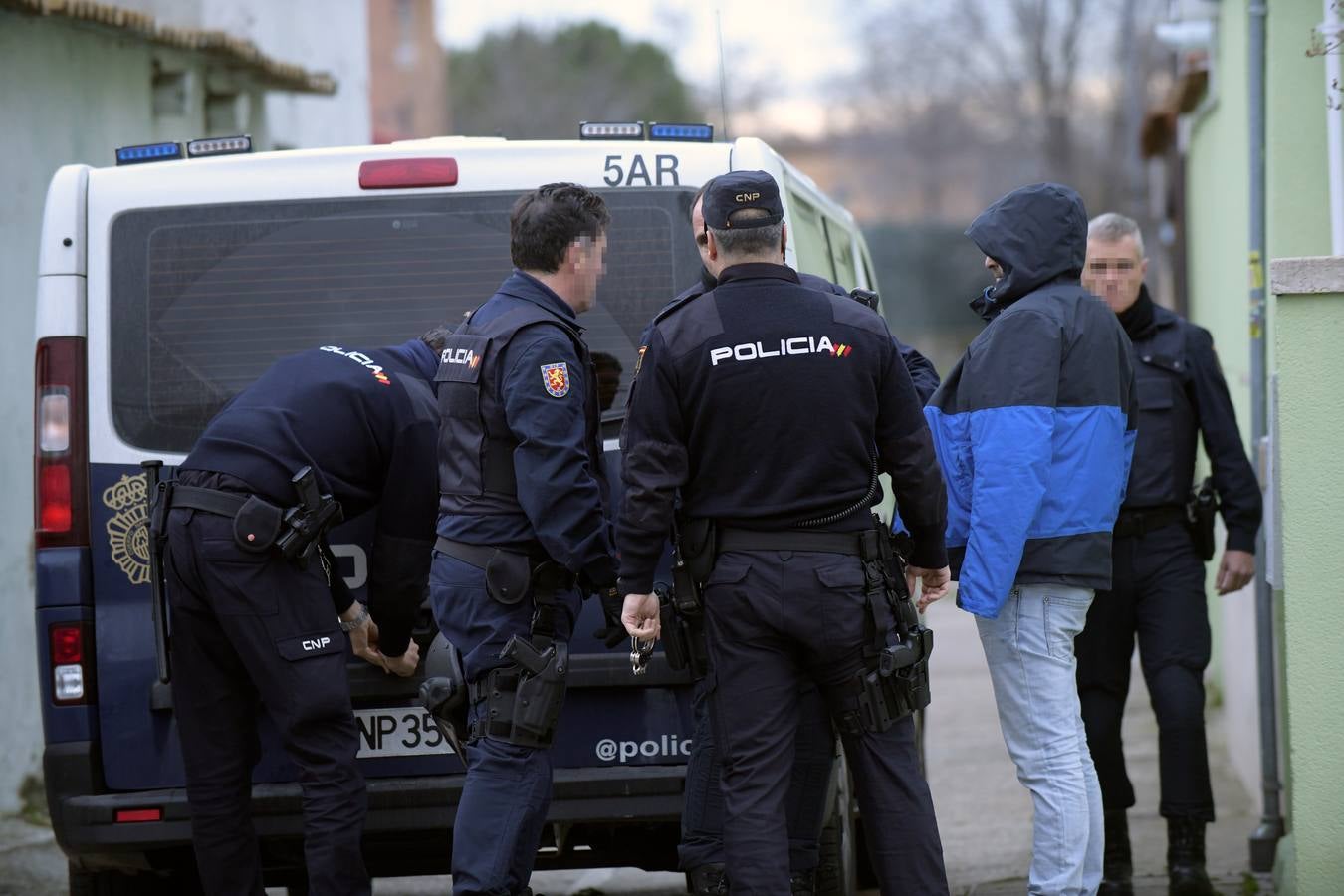 La labor conjunta de la Policía Nacional y la Guardia Civil ha llevado a los agentes a detener a seis sospechos y a relizar hasta cinco registros simultáneos tanto en la capital como en tres pueblos de la provincia