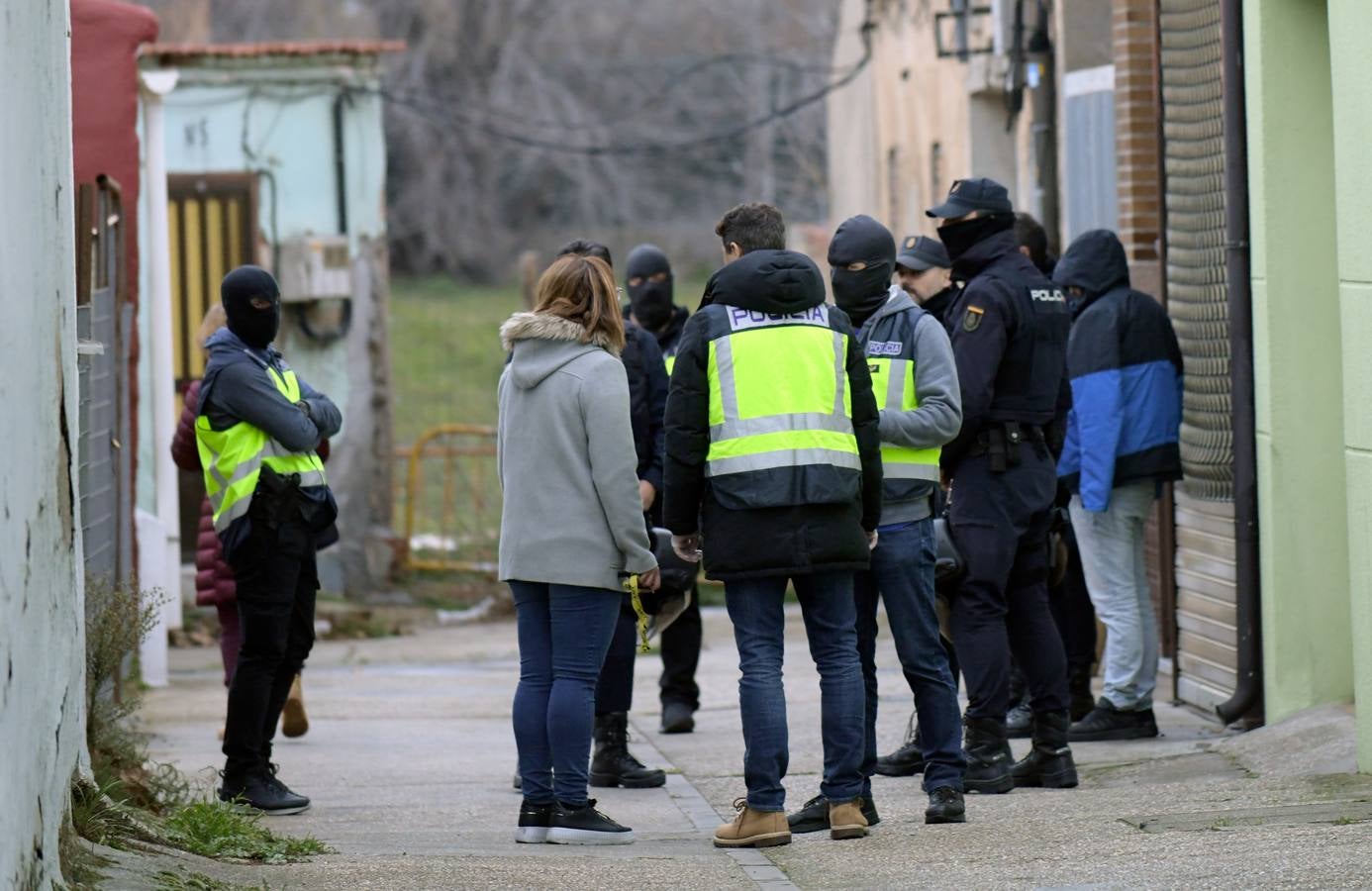 La labor conjunta de la Policía Nacional y la Guardia Civil ha llevado a los agentes a detener a seis sospechos y a relizar hasta cinco registros simultáneos tanto en la capital como en tres pueblos de la provincia