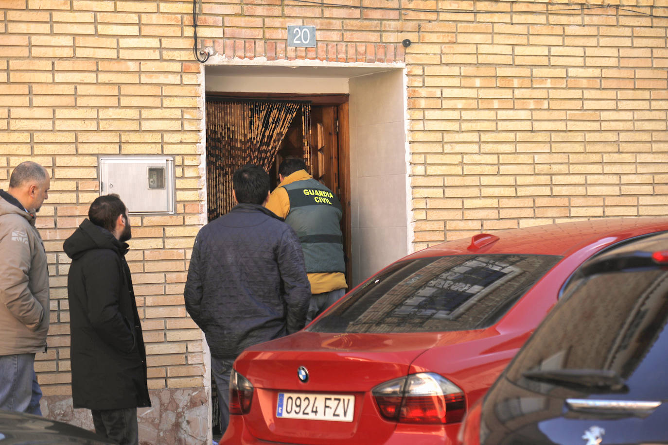 Los puestos del mercado de la Marquesina de la plaza de España se han trasladado hoy, y allí permanecerán durante las próximas cuatro semanas, a la calle Muro, donde se han habilitado carpas sobre el espacio de aparcamiento para vehículos más próximo a la plaza de Madrid.