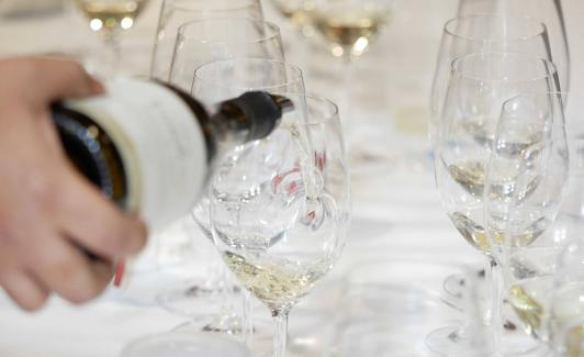 Sirven uno de los diez vinos blancos durante la cata. 