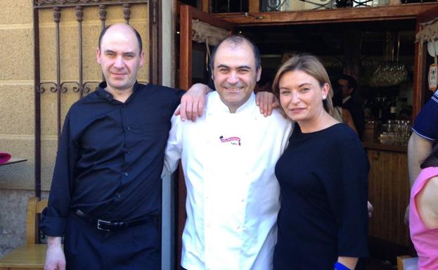 Los hermanos, Javier, José y Alicia Castrodeza, a las puertas del bar Villa Paramesa Tapas, en 2013. 