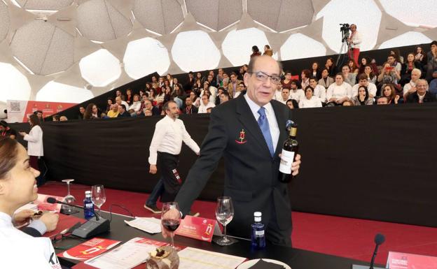 Imagen principal - Arriba, José Luis Gil, de La Tahona, en el Concurso Nacional de Pinchos de 2016. Abajo a la izquierda, con unos clientes, y a la derecha, en la cocina de La Tahona. 