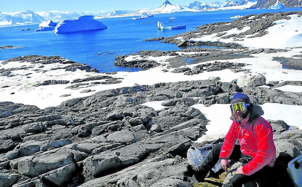 Miguel Olalla es uno de los dos científicos españoles que estudian estos invasores en la Antártida..