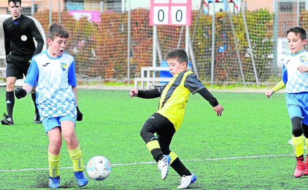 La zaga del Tudela trata de cortar el avance rival.