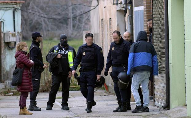 Imagen principal - Arriba, el detenido (de espaldas y con cazadora azul) en la vivienda de la calle Niño Jesús (Barrio Belén); abajo, a la izquierda, registro de la Guardia Civil en una casa de Esguevillas y, abajo, a la derecha, uno de los perros utilizados en el registro de la calle Panera. 