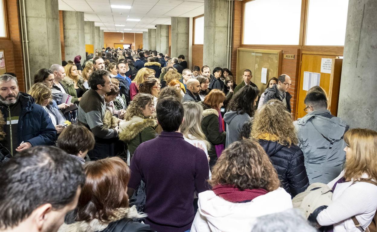 Aspirantes a las plazas de auxiliar administrativo a la entrada del examen. 