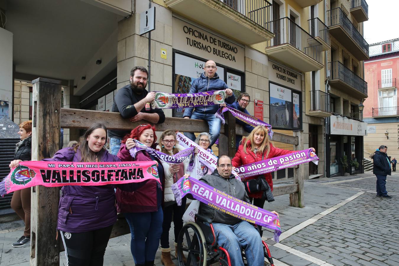 Cerca de trescientos aficionados blanquivioletas se han dejado ver departiendo y compartiendo tapeo con los seguidores navarros