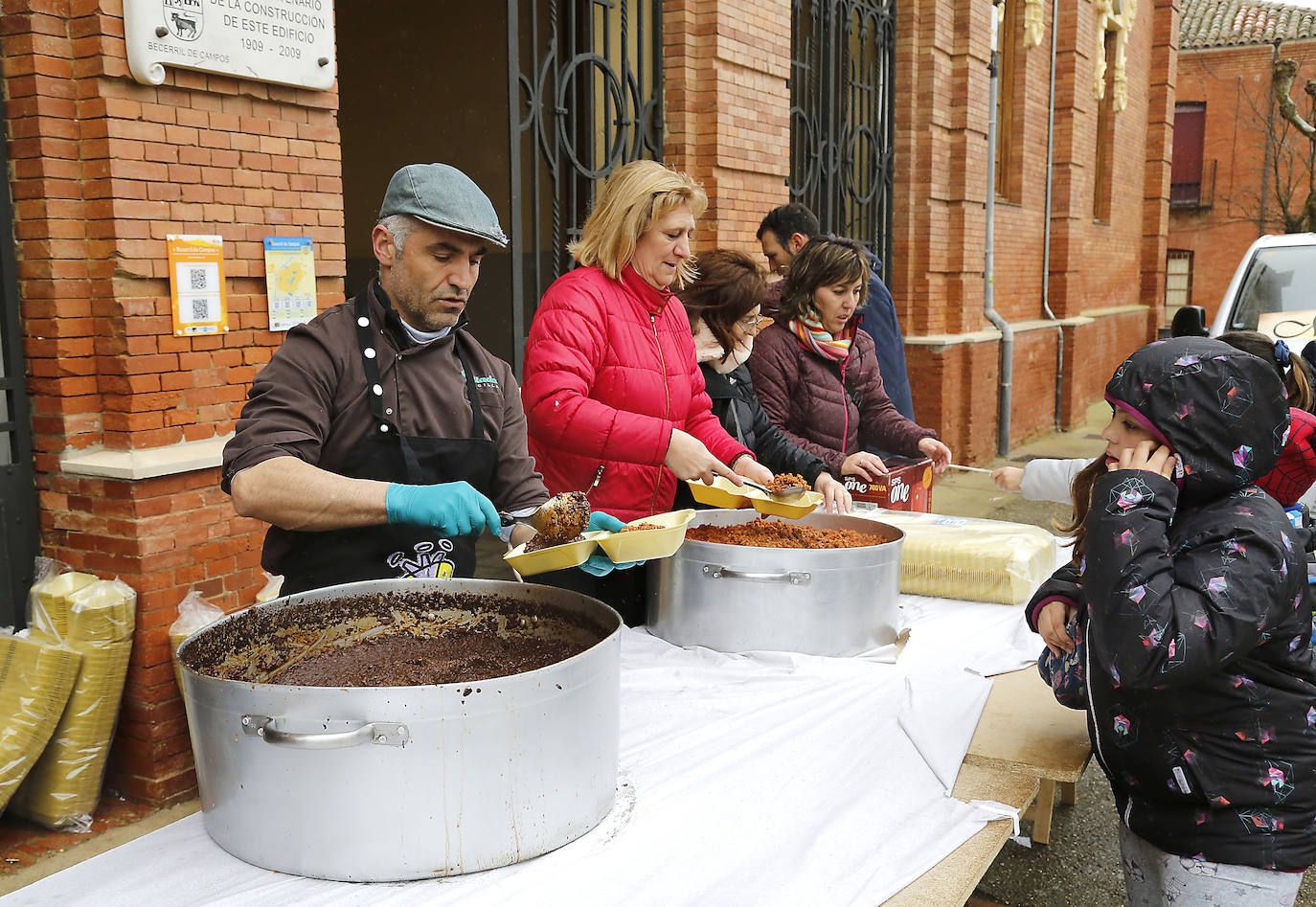 La matanza y reparto de jijas y morcilla en Becerril.