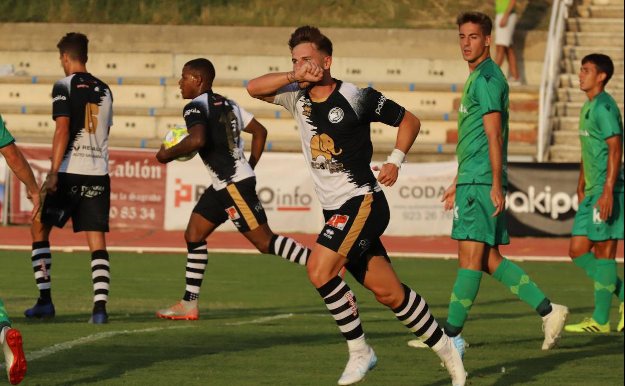 Garrido celebra un gol ante la Real B en la primera vuelta. 