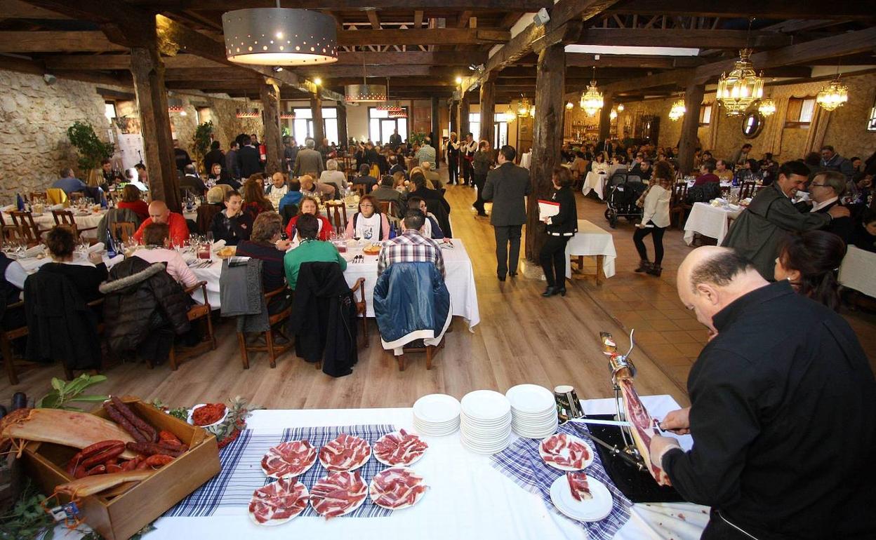 Jornadas gastronómicas de la matanza del cerdo en el Salón Castilla de los Diezmos del Virrey Palafox, en El Burgo de Osma. 