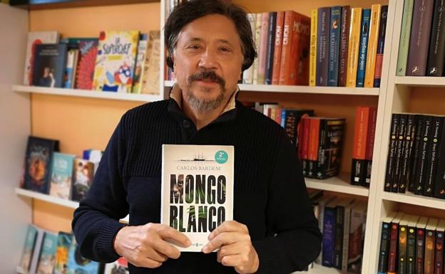 Carlos Bardem, con un ejemplar de su último libro.