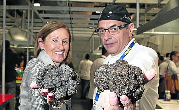 Lucía Fernández Rivera y Andrea Tumbarello muestras sus trufas, después de la subasta solidaria den Madrid Fusión 2020.