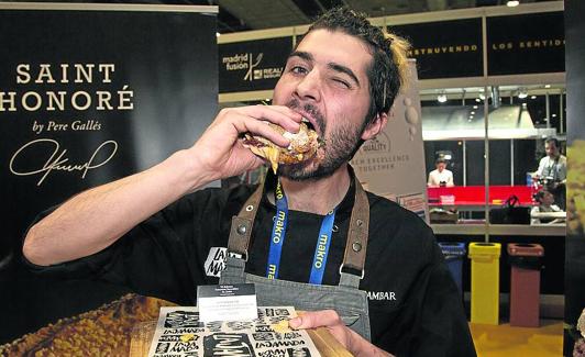 Rubén Uruñuela con su bocadillo de autor.