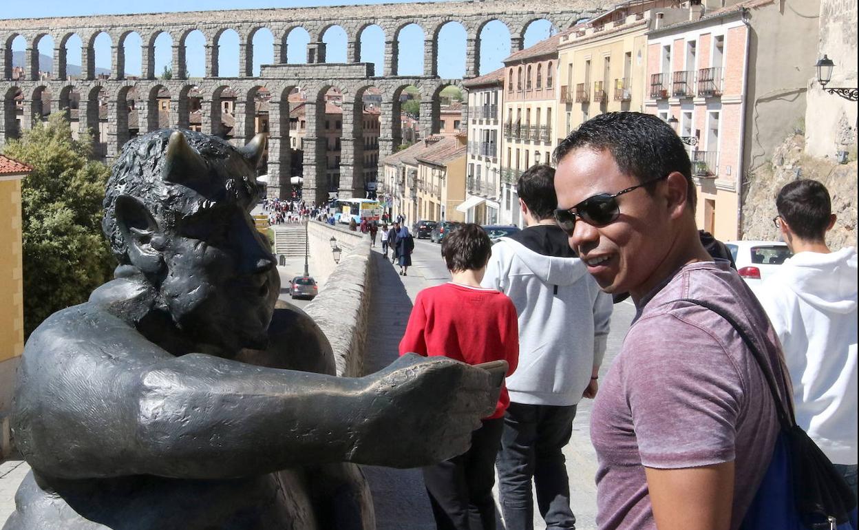 Turistas ante la estatua del Diablillo en San Juan. 