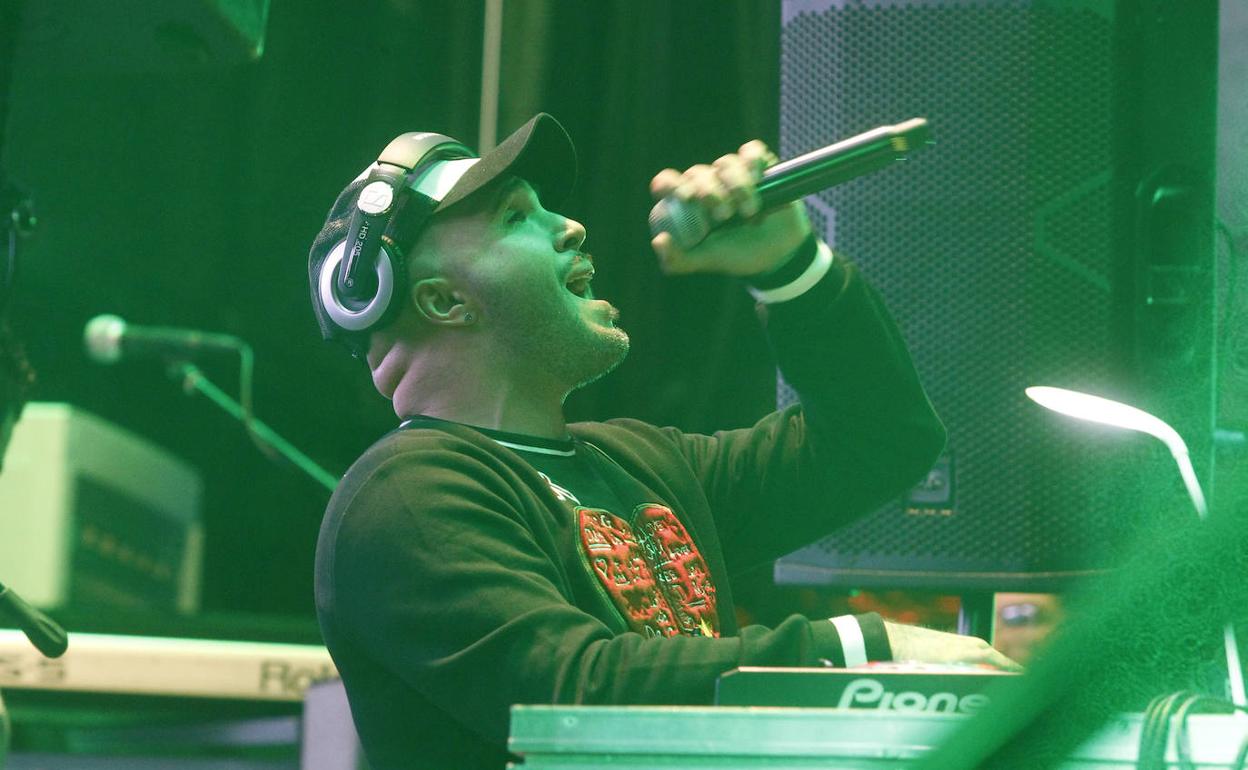 Kiko Rivera, micrófono en ristre, durante una de sus actuaciones. 
