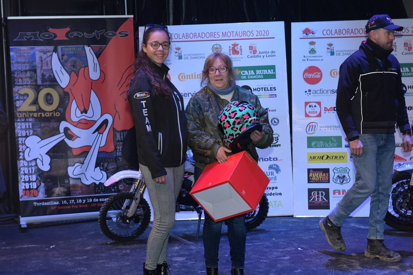 La entrega de trofeos, agradecimientos y el sorteo de regalos y motocicletas puso hoy el broche final a la XX edición | El acto contó con la presencia del padrino de honor de este año, el piloto Nico Terol, y el periodista deportivo Marc Martí