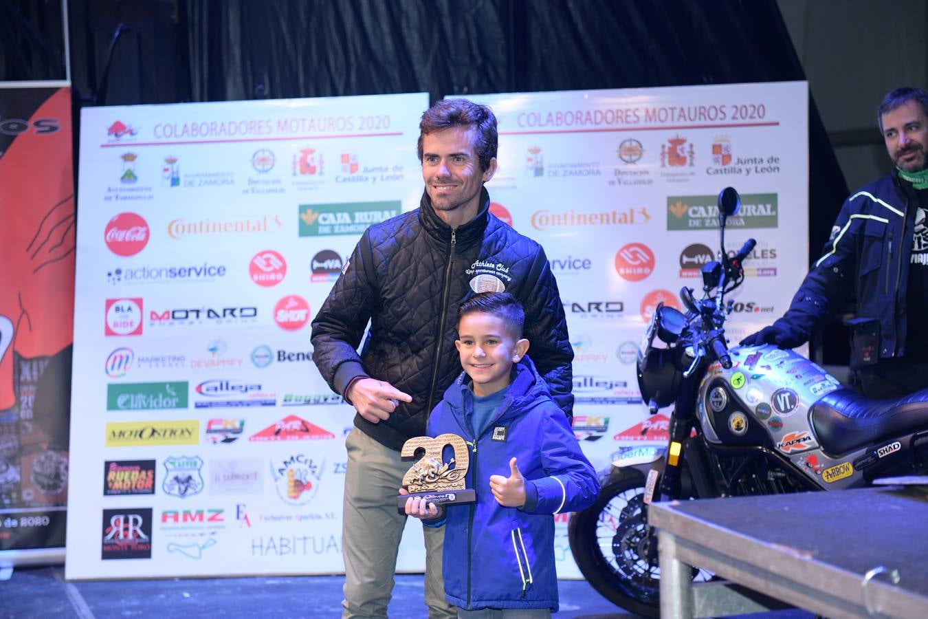 La entrega de trofeos, agradecimientos y el sorteo de regalos y motocicletas puso hoy el broche final a la XX edición | El acto contó con la presencia del padrino de honor de este año, el piloto Nico Terol, y el periodista deportivo Marc Martí