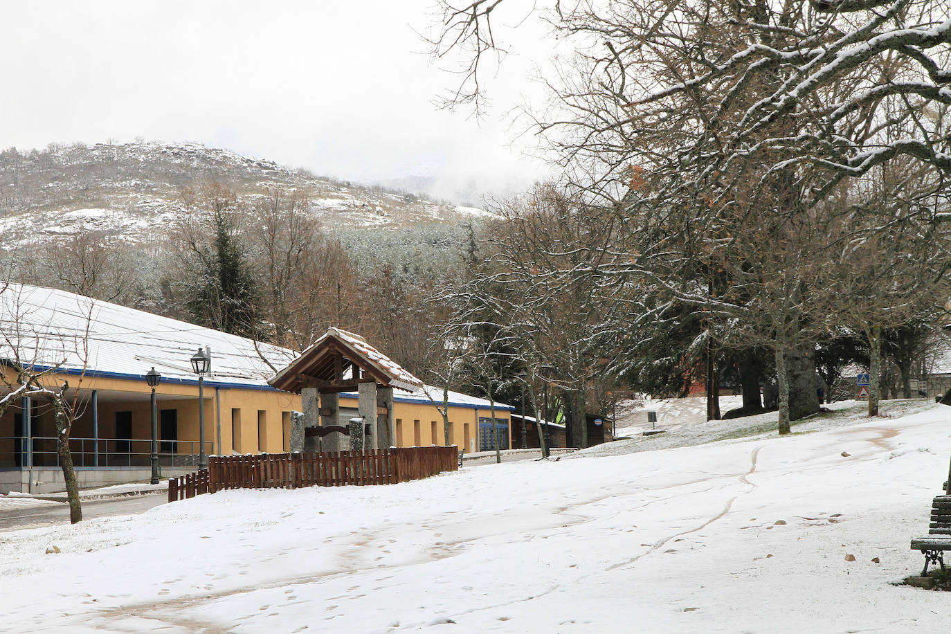 La nieve afecta a las poblaciones y carreteras de montaña.