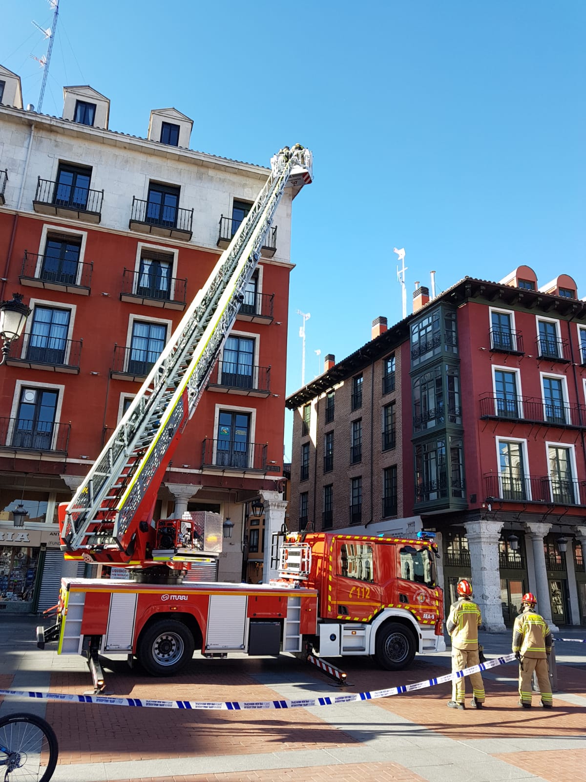 Los bomberos actúan en múltiples puntos de Valladolid por los efectos del viento. 