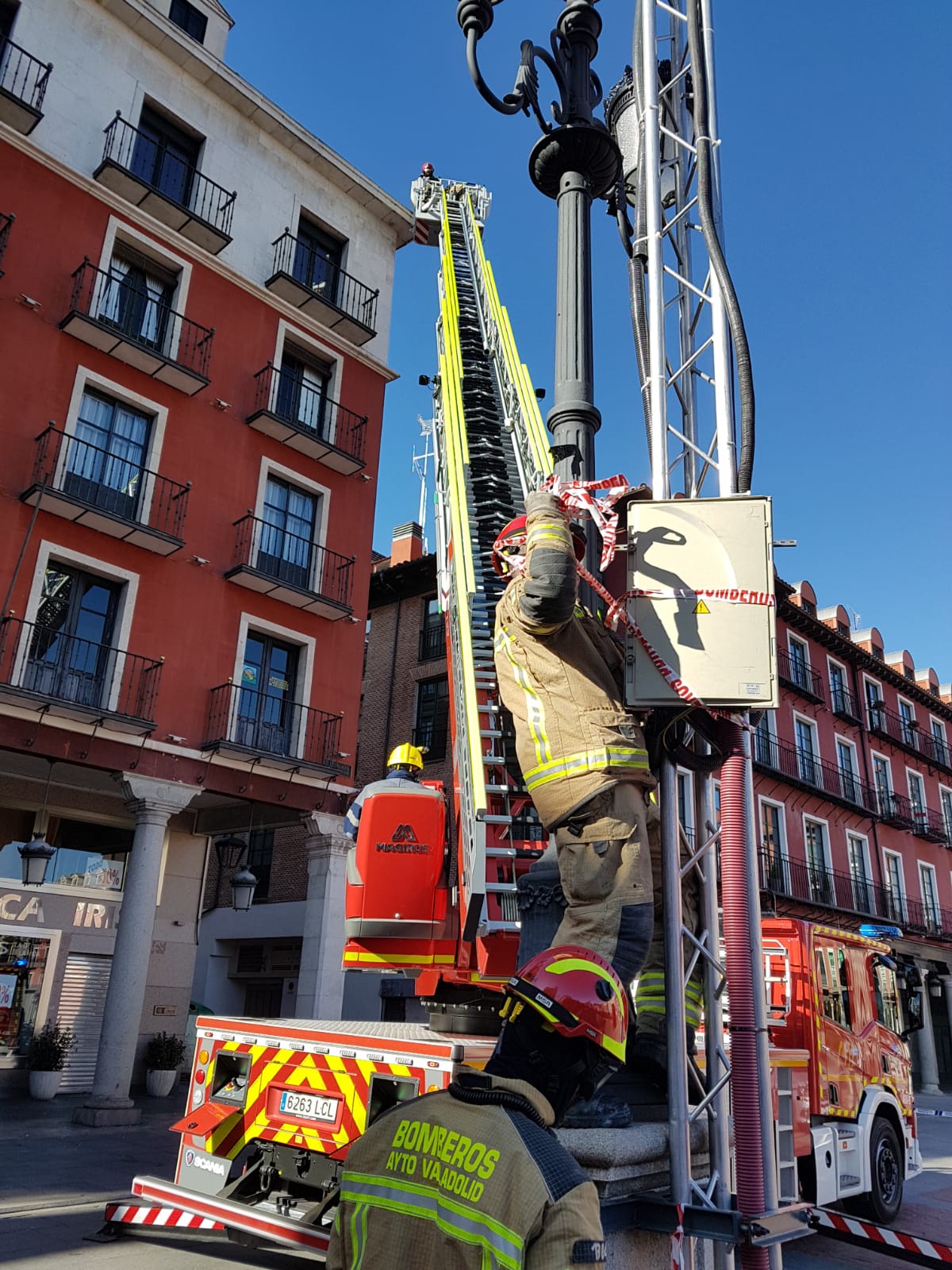 Los bomberos actúan en múltiples puntos de Valladolid por los efectos del viento. 