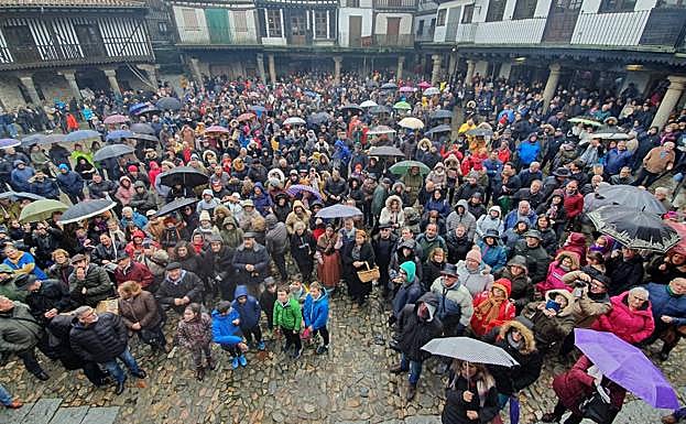Numerosas personas se dieron cita en la Plaza Mayor para asistir a la rifa del marrano.