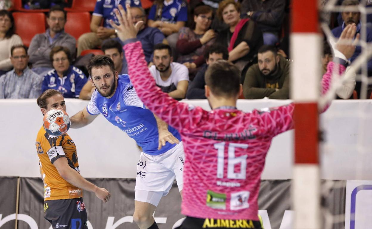 Dani Pérez anotó cinco goles en el partido ante el Ivry. 