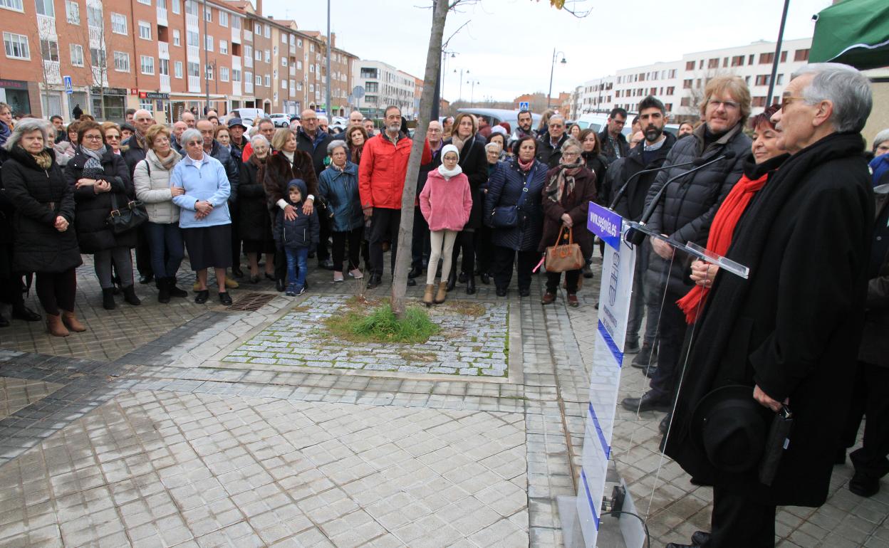 El obispo, César Franco, junto a la alcaldesa, Clara Luquero, interviene durante el homenaje. 