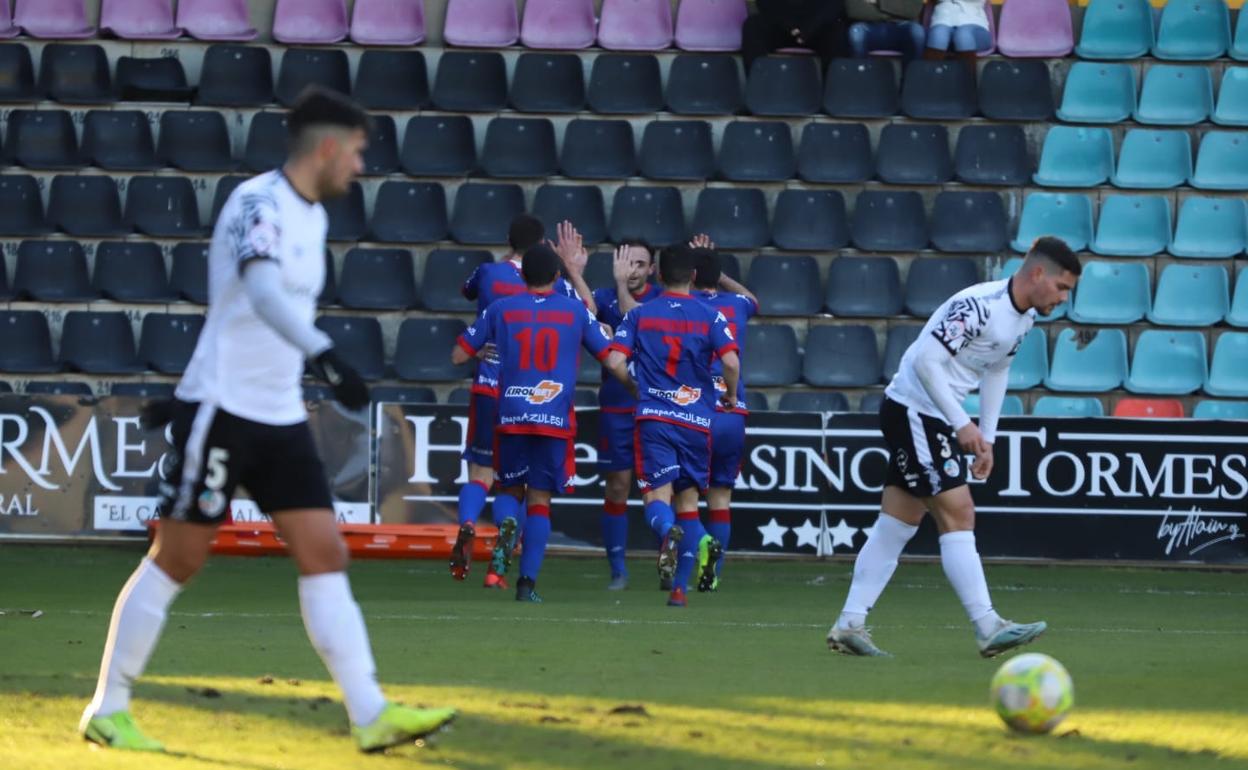 Los jugadores del Amorebieta celebran uno de los goles ante el Salamanca CF UDS en el Helmántico. 